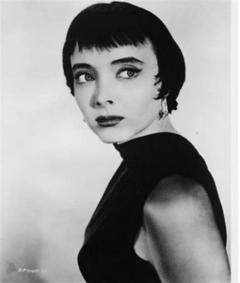 30 Fabulous Photos of Carolyn Jones in the 1950s